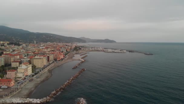 Chiavari, Ligurien, italienische Küste. Luftaufnahme des Stadtbildes im Herbst. Zeitlupe — Stockvideo