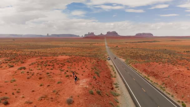 Vista aérea incrível da estrada para Monument Valley — Vídeo de Stock