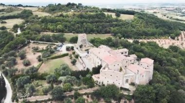 Bagno Vignoni 'nin dairesel hava manzarası, ortaçağ kasabası Toskana