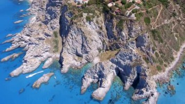 Güzel güney İtalya kıyı şeridinin aşağı doğru manzarası. Capo Vaticano, Calabria. Yaz mevsiminde İHA 'dan genel panorama