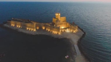 Aragonese Kalesi, Castella 'nın turistik kalesi. Calabria bölgesinin gece manzarası, güney İtalya