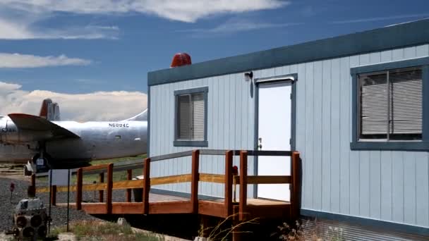 GREYBULL, WY - JULIO 2019: Museo de Vuelo y Lucha contra Incendios Aéreos. Vista panorámica de aviones antiguos — Vídeos de Stock