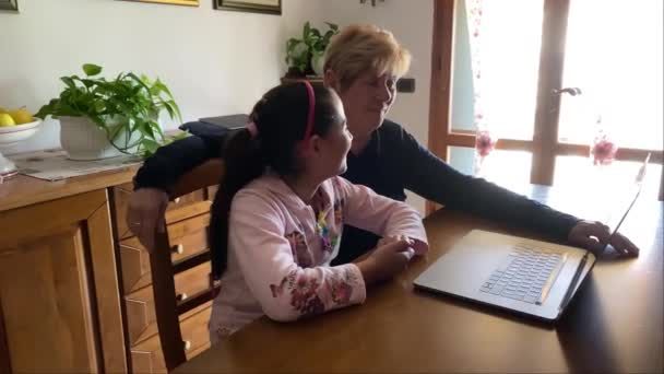 Молода дівчина з бабусею на відеозв'язку з батьками — стокове відео
