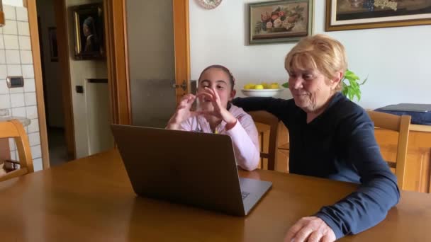 Chica joven con su abuela en un videocall con sus padres — Vídeos de Stock