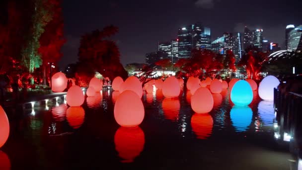 SINGAPUR - 4 DE ENERO DE 2020: Los huevos flotantes se encuentran entre siete exposiciones interactivas en Gardens By The Bay nueva exposición de arte, vista nocturna con espectáculo de luz — Vídeos de Stock