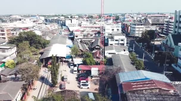 MAEKLONG, THAILANDIA - 15 DICEMBRE 2019: Incredibile vista aerea sul paesaggio urbano di Maeklong con mercato fluviale e ferroviario — Video Stock
