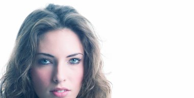 Kameraya poz veren neşeli beyaz kadın. Beyaz arka planda tek başına duran sıradan bir genç kadın. Mutlu kadın konsepti.