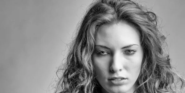 Thinking Caucasian Female Standing Isolated Gray Background Happy Woman Concept — Stock Photo, Image