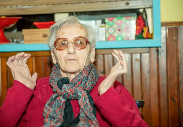 Expresión Facial Feliz Sorprendida Una Anciana Madura Silla Ruedas Casa — Foto de Stock