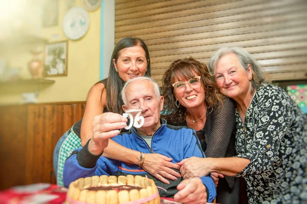 Elderly Man Celebrates 90Th Birthday Hugged His Daughters Home — Stock Photo, Image