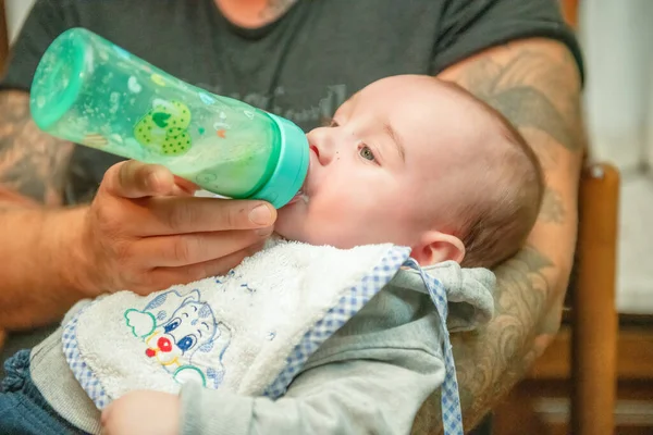 Bebé Recién Nacido Chupando Leche Del Biberón —  Fotos de Stock