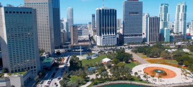 Miami hava sahası, Florida, insansız hava aracı bakış açısından. Güneşli ve güzel bir günde şehir silüeti, ağır çekim