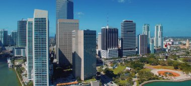 Miami hava sahası, Florida, insansız hava aracı bakış açısından. Güneşli ve güzel bir günde şehir silüeti, ağır çekim