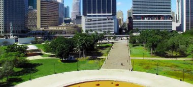 Miami hava sahası, Florida, insansız hava aracı bakış açısından. Güneşli ve güzel bir günde şehir silüeti, ağır çekim