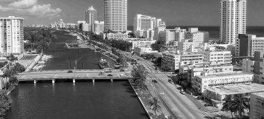 Miami Plajı hava manzarası, Florida İHA bakış açısından. Indian Creek ve şehir silüeti güneşli ve güneşli bir günde, ağır çekimde