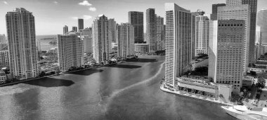 Miami hava sahası, Florida, insansız hava aracı bakış açısından. Güneşli ve güzel bir günde şehir silüeti, ağır çekim