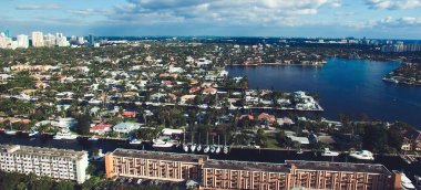 İHA 'dan güneşli bir günde Fort Lauderdale Kanalları' nın ve Cityscape 'in hava görüntüsü.