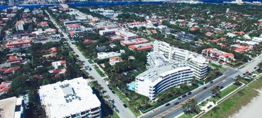 Fort Lauderdale 'in hava görüntüsü insansız hava aracı Florida' dan ağır çekimde yükseliyor.