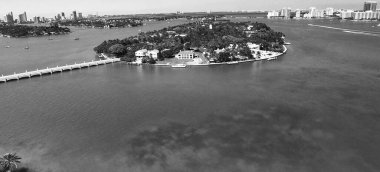 Miami, Florida. Güneşli bir günde, MacArthur Geçidi 'nin ve etrafındaki gökyüzünün hava görüntüsü.