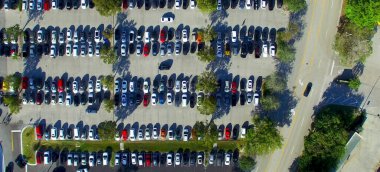 Yavaş çekimde araba parkının yukarıdan görünüşü