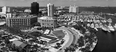 Batı Palm Beach 'in hava görüntüsü insansız hava aracı Florida' dan yavaş çekimde yükseliyor.