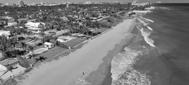 Fort Lauderdale 'in hava görüntüsü insansız hava aracı Florida' dan ağır çekimde yükseliyor.