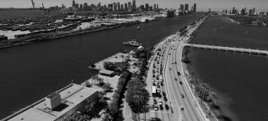 Miami, Florida. MacArthur Geçidi 'nin havadan görünüşü ve güneşli bir günde insansız hava aracından gökyüzünü çevreleyen görüntüsü.