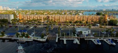 İHA 'dan güneşli bir günde Fort Lauderdale Kanalları' nın ve Cityscape 'in hava görüntüsü.