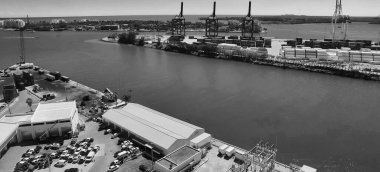 Miami, Florida. MacArthur Geçidi 'nin havadan görünüşü ve güneşli bir günde insansız hava aracından gökyüzünü çevreleyen görüntüsü.