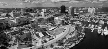 Batı Palm Beach 'in hava görüntüsü insansız hava aracı Florida' dan yavaş çekimde yükseliyor.