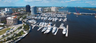 Batı Palm Beach 'in hava görüntüsü insansız hava aracı Florida' dan yavaş çekimde yükseliyor.