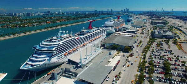 Miami Februar 2016 Luftaufnahme Von Kreuzfahrtschiffen Stadthafen Einem Schönen Sonnigen — Stockfoto