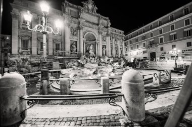 ROME, ITALY - Haziran 2014: Turistler güzel Trevi Çeşmesinin tadını çıkarıyorlar.