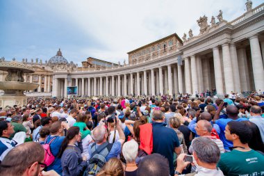 ROME, ITALY - Haziran 2014: Vatikan 'da Kalabalık Meydan. Turistler ve yerliler pazar günü Papa 'nın konuşmasını bekliyorlar.