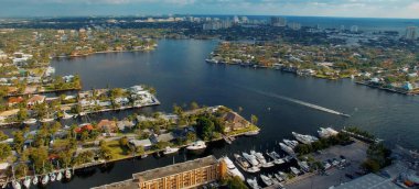 İHA 'dan güneşli bir günde Fort Lauderdale Kanalları' nın ve Cityscape 'in hava görüntüsü.