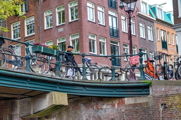 Amsterdam Nederländerna April 2015 Kanalernas Och Gatans Liv Cyklar Parkerade — Stockfoto