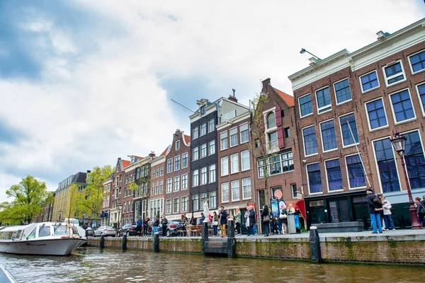 Amsterdam Países Bajos Abril 2015 Casas Edificios Tradicionales Canal Con —  Fotos de Stock