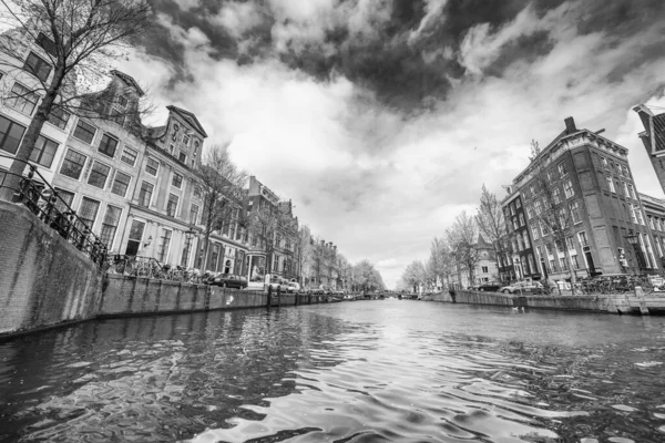 Amesterdão Países Baixos Abril 2015 Casas Edifícios Tradicionais Canal — Fotografia de Stock
