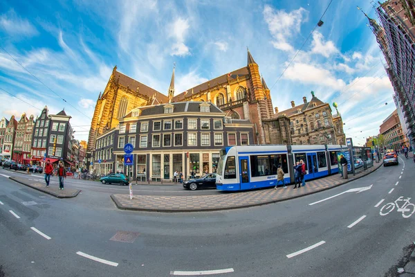 Amsterdam Países Bajos Abril 2015 Famoso Tranvía Blanco Azul Acelera — Foto de Stock