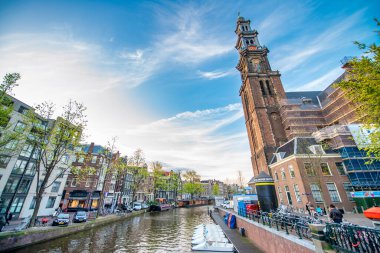 AMSTERDAM, NETHERLANDS - 25 Nisan 2015: Kanal üzerindeki geleneksel evler ve binalar.
