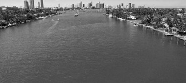 Miami, Florida. Güneşli bir günde Palm Island 'ın ve etrafındaki gökyüzünün hava görüntüsü.