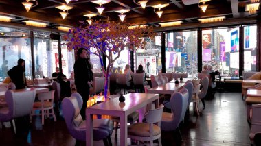 NEW YORK CITY - Aralık 2018: Duffy Meydanı manzaralı Times Meydanı 'ndaki restoran. Yavaş çekim