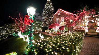 BrooKLYN - Aralık 2018: Dyker Heights, New York 'ta bir evin Noel süslemesi. Yavaş çekim