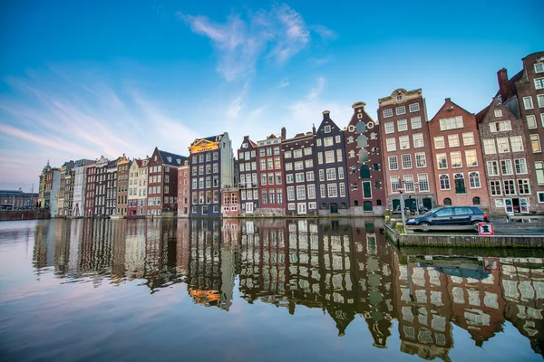 Amsterdam Niderlandy Kwiecień 2015 Tradycyjne Domy Budynki Kanale — Zdjęcie stockowe
