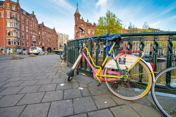 Amesterdão Países Baixos Abril 2015 Vida Dos Canais Ruas Bicicletas — Fotografia de Stock
