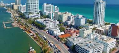 Miami Plajı hava manzarası, Florida İHA bakış açısından. Indian Creek ve şehir silüeti güneşli ve güneşli bir günde, ağır çekimde