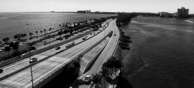 Güneşli bir günde Rickenbacker Geçidi 'nde trafik vardı. İnsansız hava aracından yavaş çekimde hava manzarası vardı.