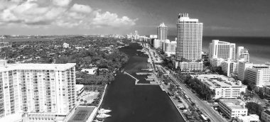 Miami Plajı hava manzarası, Florida İHA bakış açısından. Indian Creek ve şehir silüeti güneşli ve güneşli bir günde, ağır çekimde