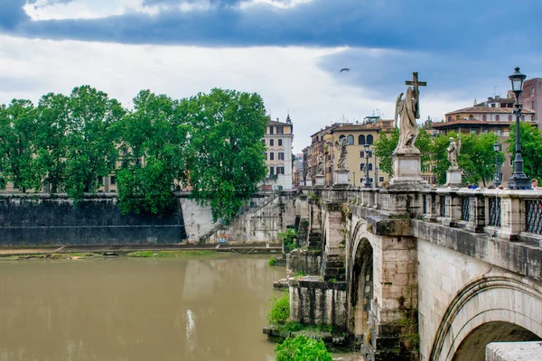 Rzym Włochy Czerwca 2014 Turyści Korzystają Pięknego Mostu Świętego Anioła — Zdjęcie stockowe