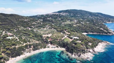 Elba Adası 'nın havadan görünüşü. Güney Sahili Okyanusu yaz mevsiminde. Drone bakış açısı. Yavaş çekim